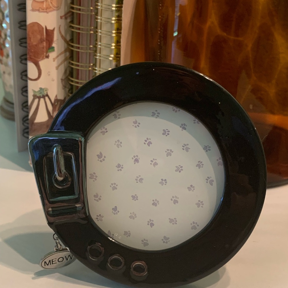 Black Circular Cat-Themed Photo Frame